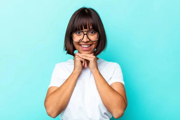 Jeune Femme Mixte Isolé Sur Fond Bleu Garde Les Mains — Photo