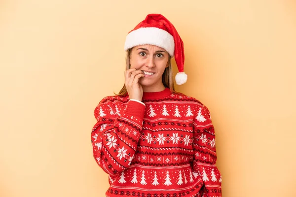 Mujer Joven Caucásica Celebrando Navidad Aislada Sobre Fondo Amarillo Mordiendo — Foto de Stock