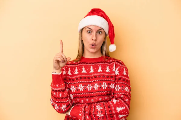 Jonge Blanke Vrouw Vieren Kerstmis Geïsoleerd Gele Achtergrond Met Een — Stockfoto