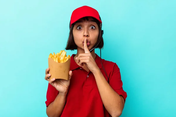 Giovane Donna Razza Mista Fast Food Operaio Possesso Patatine Fritte — Foto Stock