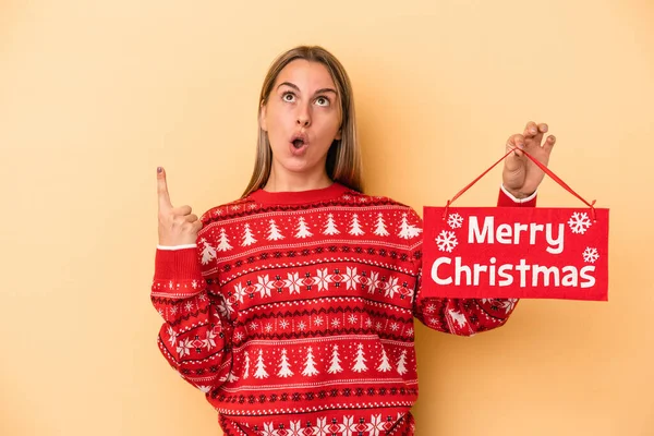 Mulher Caucasiana Jovem Segurando Cartaz Natal Alegre Isolado Fundo Amarelo — Fotografia de Stock