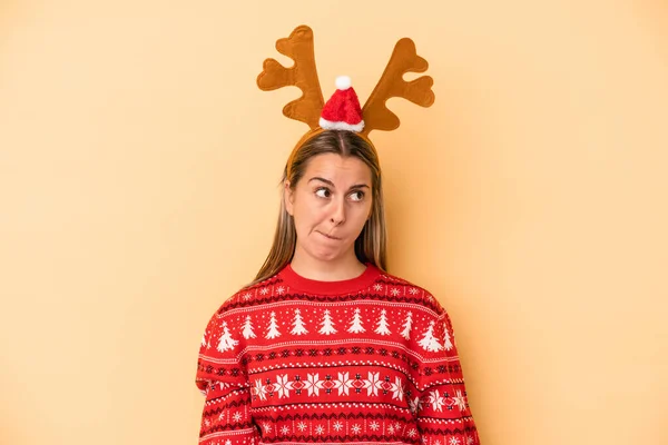 크리스마스 모자를 배경에 고립된 코카서스 여성은 의심스럽고 불확실하게 느낀다 — 스톡 사진