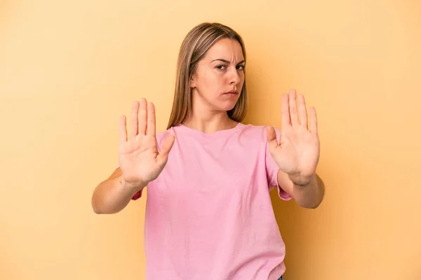 Giovane Donna Caucasica Isolato Sfondo Giallo Piedi Con Mano Tesa — Foto Stock