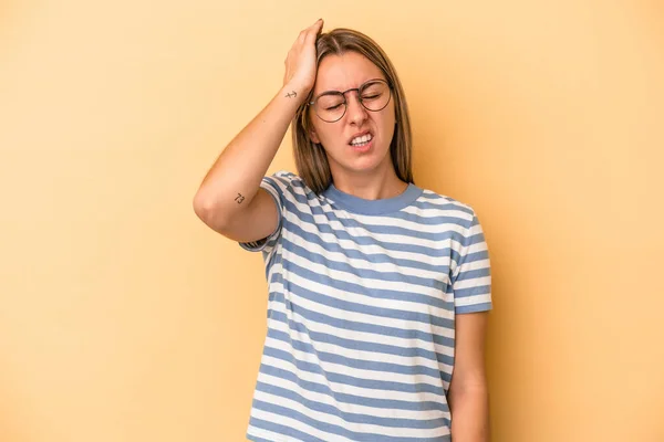 Young Caucasian Woman Isolated Yellow Background Forgetting Something Slapping Forehead — Stock Photo, Image