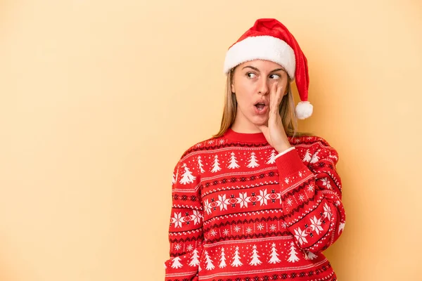 Jeune Femme Caucasienne Célébrant Noël Isolé Sur Fond Jaune Dit — Photo