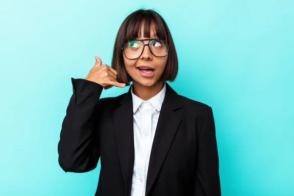 Jeune Entreprise Mixte Femme Isolée Sur Fond Bleu Montrant Geste — Photo