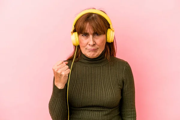 Middle Age Caucasian Woman Listening Music Isolated Pink Background Showing — Φωτογραφία Αρχείου