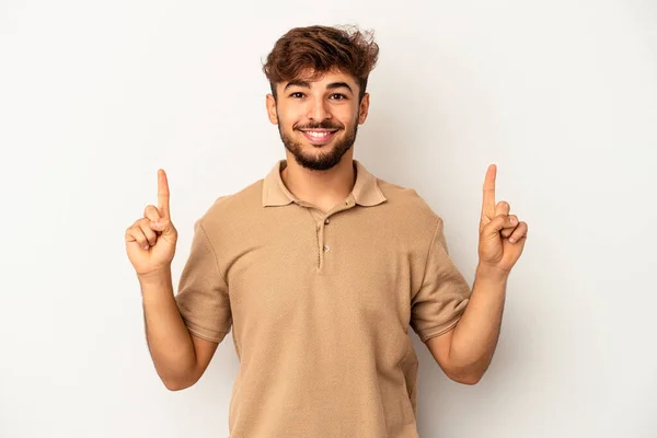 Ung Blandras Man Isolerad Grå Bakgrund Indikerar Med Båda Framfingrarna — Stockfoto