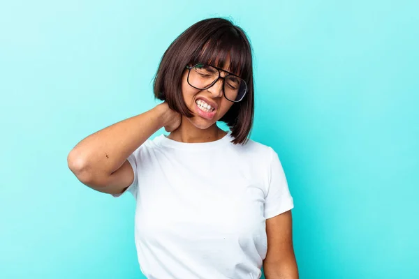 Jonge Gemengde Ras Vrouw Geïsoleerd Blauwe Achtergrond Met Een Nek — Stockfoto