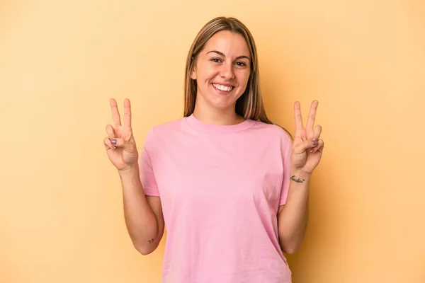 Jovem Caucasiana Isolada Fundo Amarelo Mostrando Sinal Vitória Sorrindo Amplamente — Fotografia de Stock