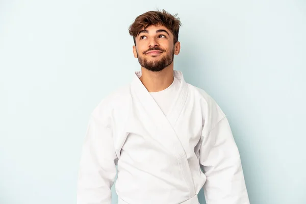 Junger Mann Mit Gemischter Rasse Macht Karate Isoliert Auf Blauem — Stockfoto