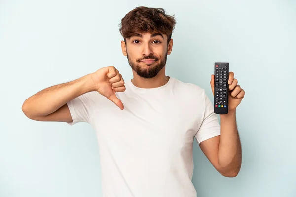 Jovem Mestiço Segurando Controlador Isolado Fundo Azul Mostrando Gesto Antipático — Fotografia de Stock