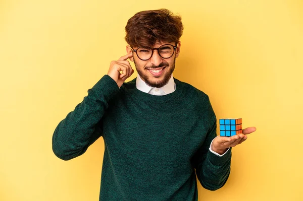 Mladý Smíšené Rasy Muž Drží Rubiks Kostka Izolované Žlutém Pozadí — Stock fotografie