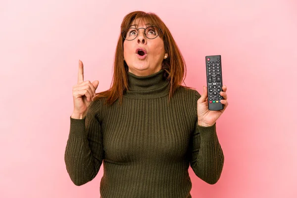 Middle Age Caucasian Woman Holding Remote Control Isolated Pink Background — ストック写真