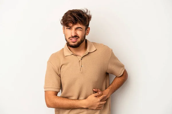 Jovem Mestiço Isolado Sobre Fundo Cinzento Com Dor Fígado Dor — Fotografia de Stock