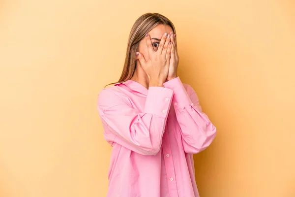 Mulher Branca Jovem Isolado Fundo Amarelo Piscar Através Dedos Assustados — Fotografia de Stock