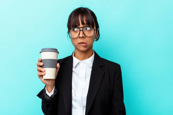 Jonge Business Gemengde Ras Vrouw Met Een Koffie Geïsoleerd Blauwe — Stockfoto