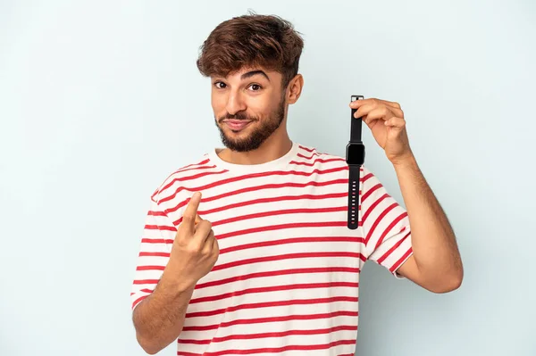 Young Mixed Race Man Holding Wrist Watch Isolated Blue Background — Foto Stock