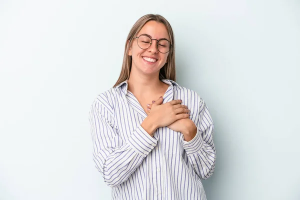 Ung Kaukasisk Kvinna Isolerad Blå Bakgrund Skrattar Hålla Händerna Hjärtat — Stockfoto