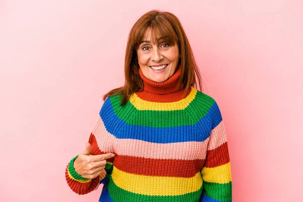 Mujer Caucásica Mediana Edad Que Lleva Suéter Multicolor Aislado Una —  Fotos de Stock