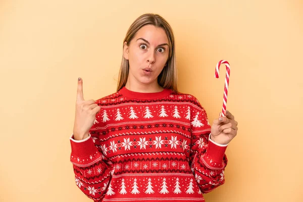 Mladá Běloška Drží Vánoční Hůl Izolované Žlutém Pozadí Nějakým Skvělým — Stock fotografie