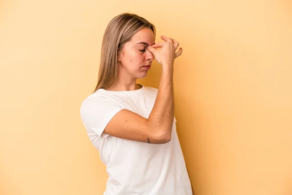 Ung Kaukasisk Kvinna Isolerad Gul Bakgrund Med Huvudvärk Vidrör Framsidan — Stockfoto