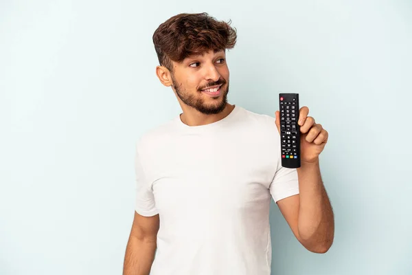 Young Mixed Race Man Holding Controller Isolated Blue Background Looks — Foto Stock