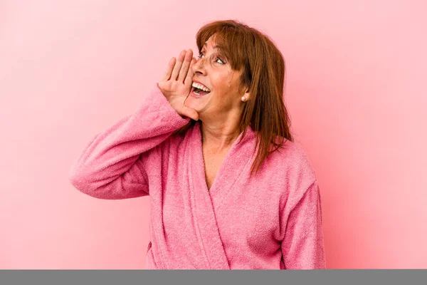 Middle Age Caucasian Woman Wearing Bathrobe Isolated Pink Background Shouting — ストック写真