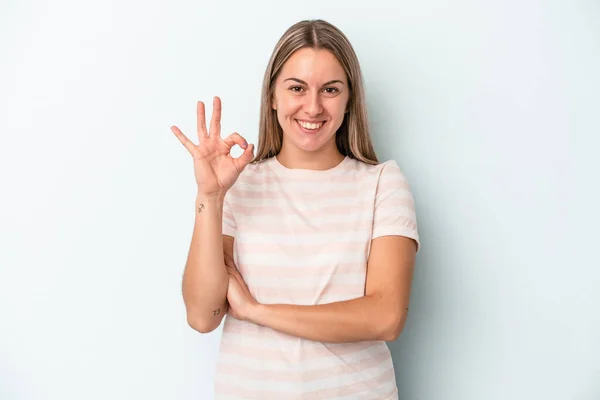 Giovane Donna Caucasica Isolata Sfondo Blu Ammicca Occhio Tiene Gesto — Foto Stock