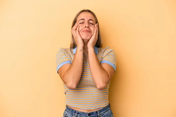 Junge Kaukasische Frau Isoliert Auf Gelbem Hintergrund Jammert Und Weint — Stockfoto