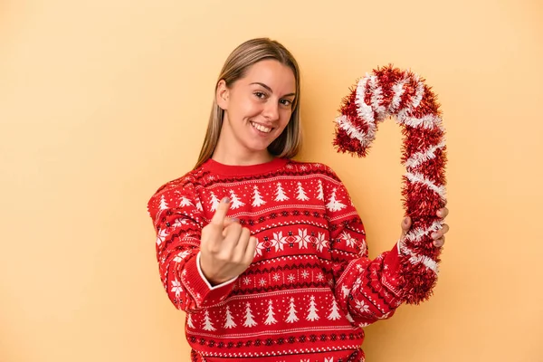 Mulher Caucasiana Jovem Segurando Grande Vara Natal Isolado Fundo Amarelo — Fotografia de Stock