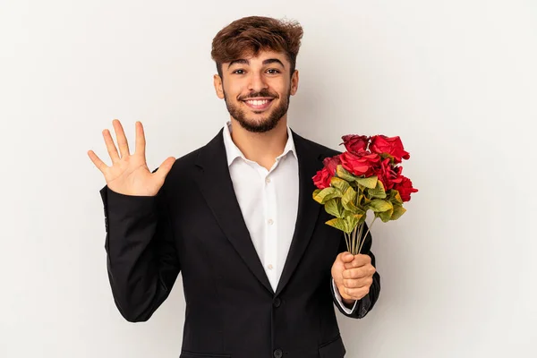 Jeune Homme Métis Tenant Bouquet Roses Isolé Sur Fond Blanc — Photo