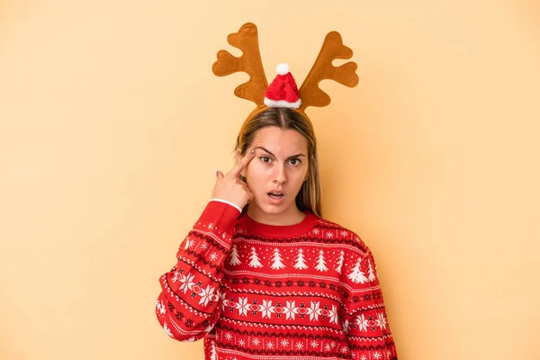 Mujer Caucásica Joven Con Sombrero Renos Navidad Aislado Sobre Fondo — Foto de Stock