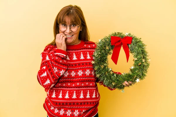 Middle Age Caucasian Woman Celebrating Christmas Holding Wreat — Stock Photo, Image