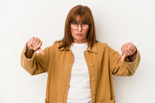 Middelbare Leeftijd Blanke Vrouw Geïsoleerd Witte Achtergrond Toont Een Afkeer — Stockfoto