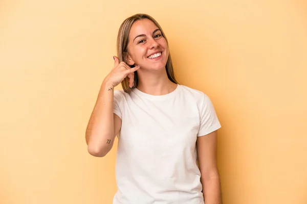 Mulher Caucasiana Jovem Isolado Fundo Amarelo Mostrando Gesto Chamada Telefone — Fotografia de Stock