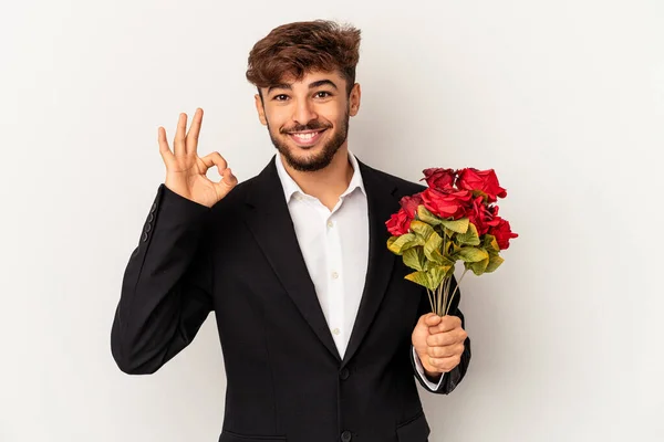 Giovane Uomo Razza Mista Possesso Bouquet Rose Isolato Sfondo Bianco — Foto Stock