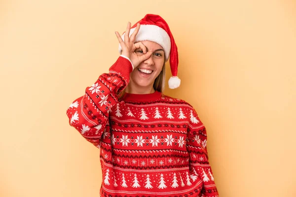 Jovem Caucasiana Celebrando Natal Isolado Fundo Amarelo Animado Mantendo Gesto — Fotografia de Stock