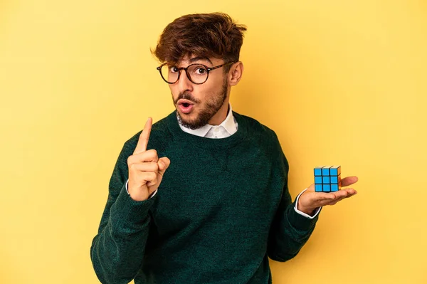 Young Mixed Race Man Holding Rubiks Cube Isolated Yellow Background — Stock fotografie