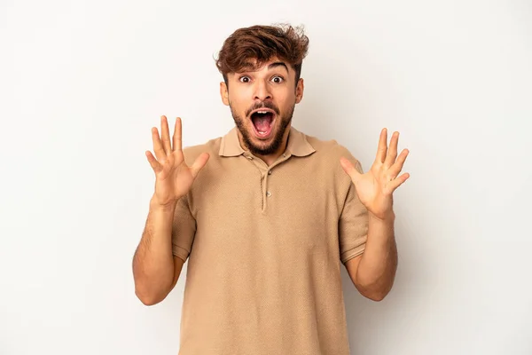 Joven Hombre Raza Mixta Aislado Sobre Fondo Gris Celebrando Una —  Fotos de Stock