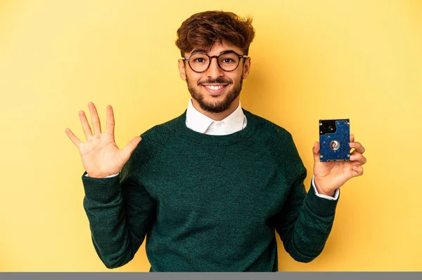 Young Computerizer Man Isolated Yellow Background Smiling Cheerful Showing Number —  Fotos de Stock