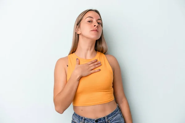 Mulher Caucasiana Jovem Isolado Fundo Azul Fazendo Juramento Colocando Mão — Fotografia de Stock