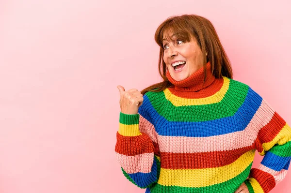 Mujer Caucásica Mediana Edad Con Suéter Multicolor Aislado Puntos Fondo —  Fotos de Stock