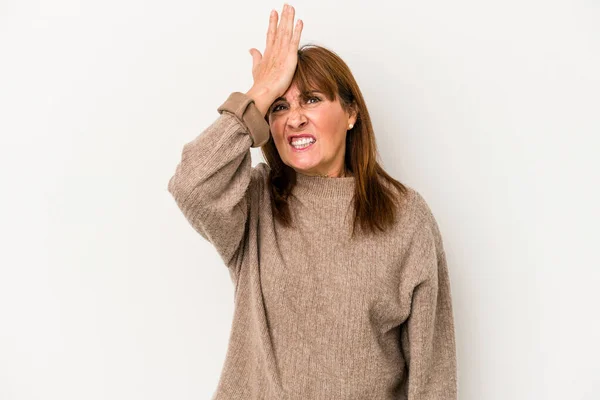 Medelålders Kaukasisk Kvinna Isolerad Vit Bakgrund Glömmer Något Slå Pannan — Stockfoto