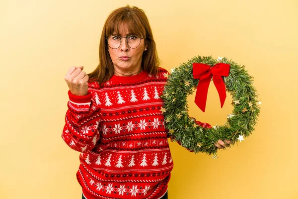 Middle Age Caucasian Woman Celebrating Christmas Holding Wreat — Stock Photo, Image