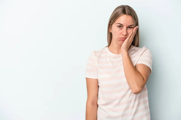 Mulher Branca Jovem Isolado Fundo Azul Que Sente Triste Pensativo — Fotografia de Stock