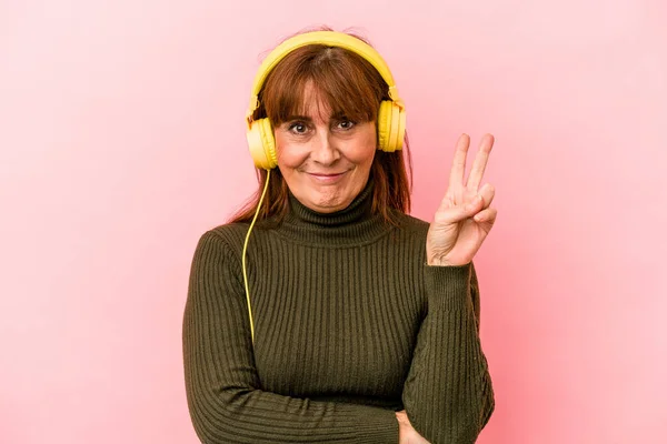 Middle Age Caucasian Woman Listening Music Isolated Pink Background Showing — Φωτογραφία Αρχείου