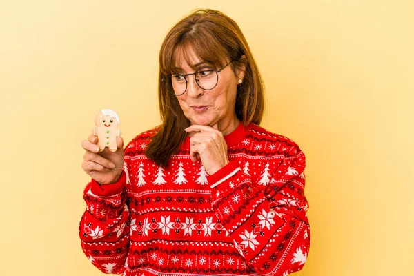 Middle Age Caucasian Woman Holding Christmas Cookies Isolated Yellow Background — Stock Photo, Image
