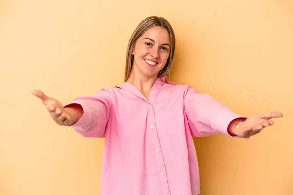 Mujer Caucásica Joven Aislada Sobre Fondo Amarillo Mostrando Una Expresión — Foto de Stock