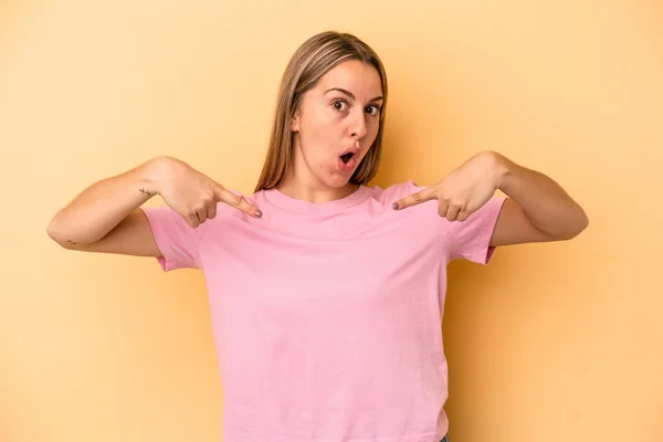 Mujer Joven Caucásica Aislada Sobre Fondo Amarillo Apunta Hacia Abajo — Foto de Stock